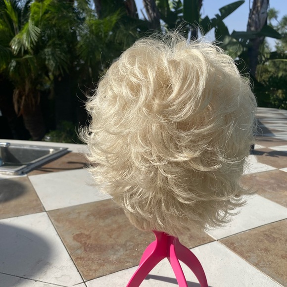 Tony Brattins Inspiration wig in platinum blonde. - Picture 2 of 12